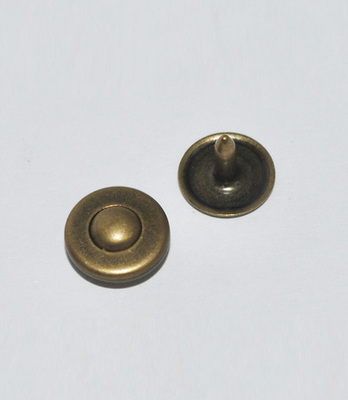 雙色包面撞釘 服裝鞋帽的時尚新寵